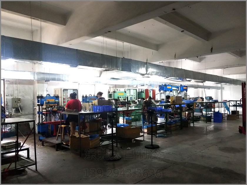 樟木頭吸盤廠車間降溫工程,環保空調,車間降溫,大型空調,廠房降溫,潤東方環保空調 樟木頭吸盤廠車間降溫工程,環保空調,車間降溫,大型空調,廠房降溫,潤東方環保空調